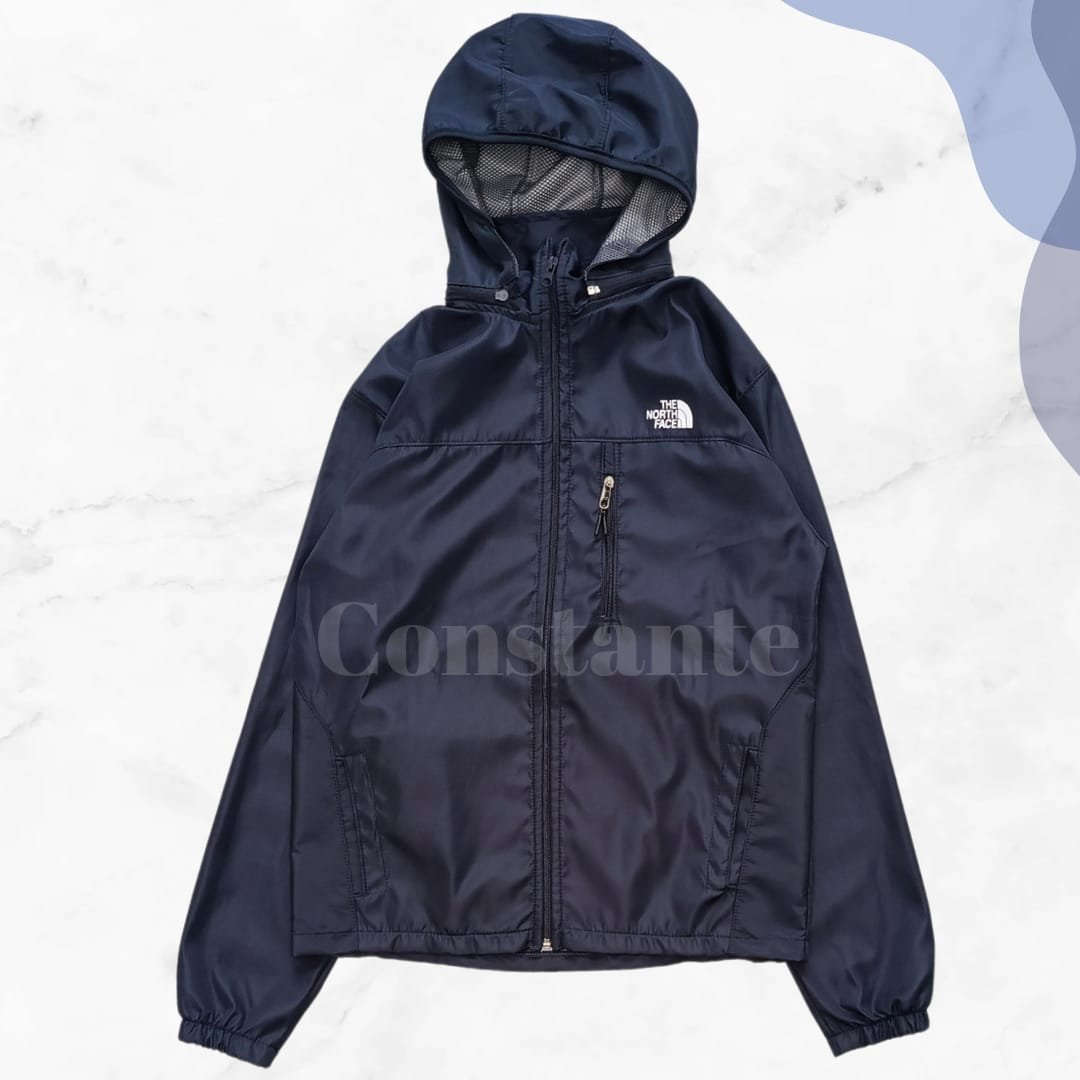 Chompa rompevientos con interior térmico, capucha y bolsillos con cierre