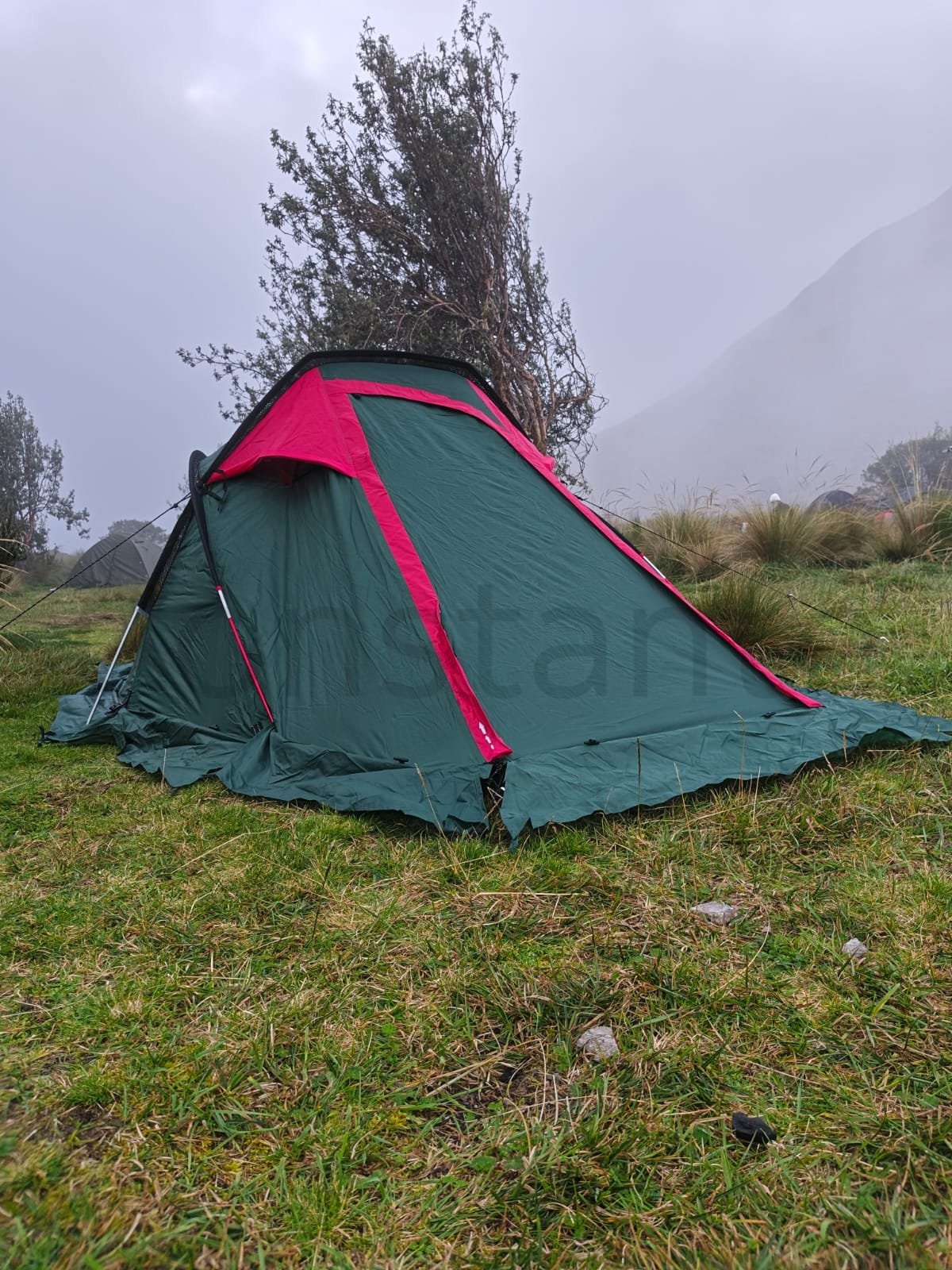 carpa con sistema de ventilacion y costuras termoselladas