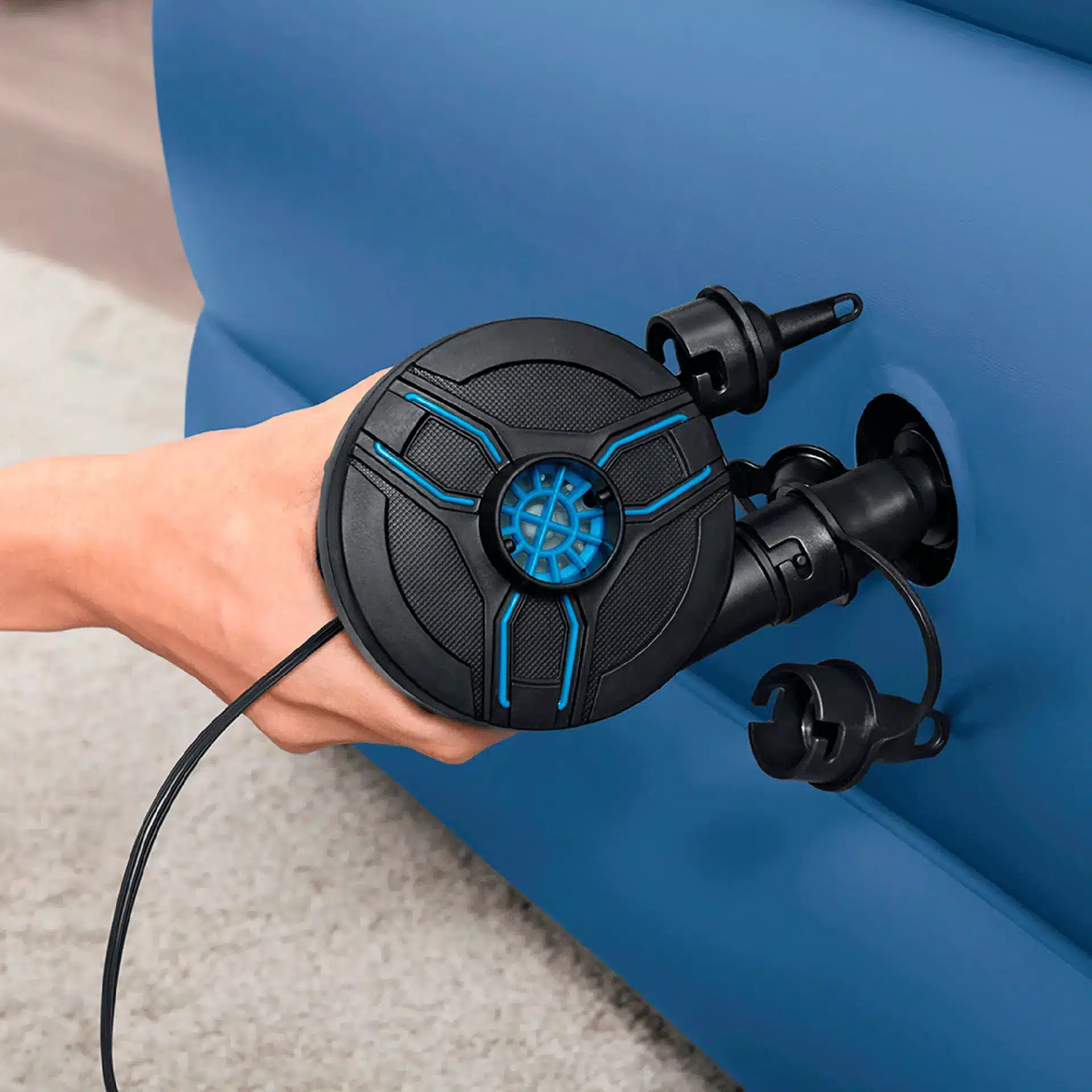 vista de uso de inflador electrico para colchones